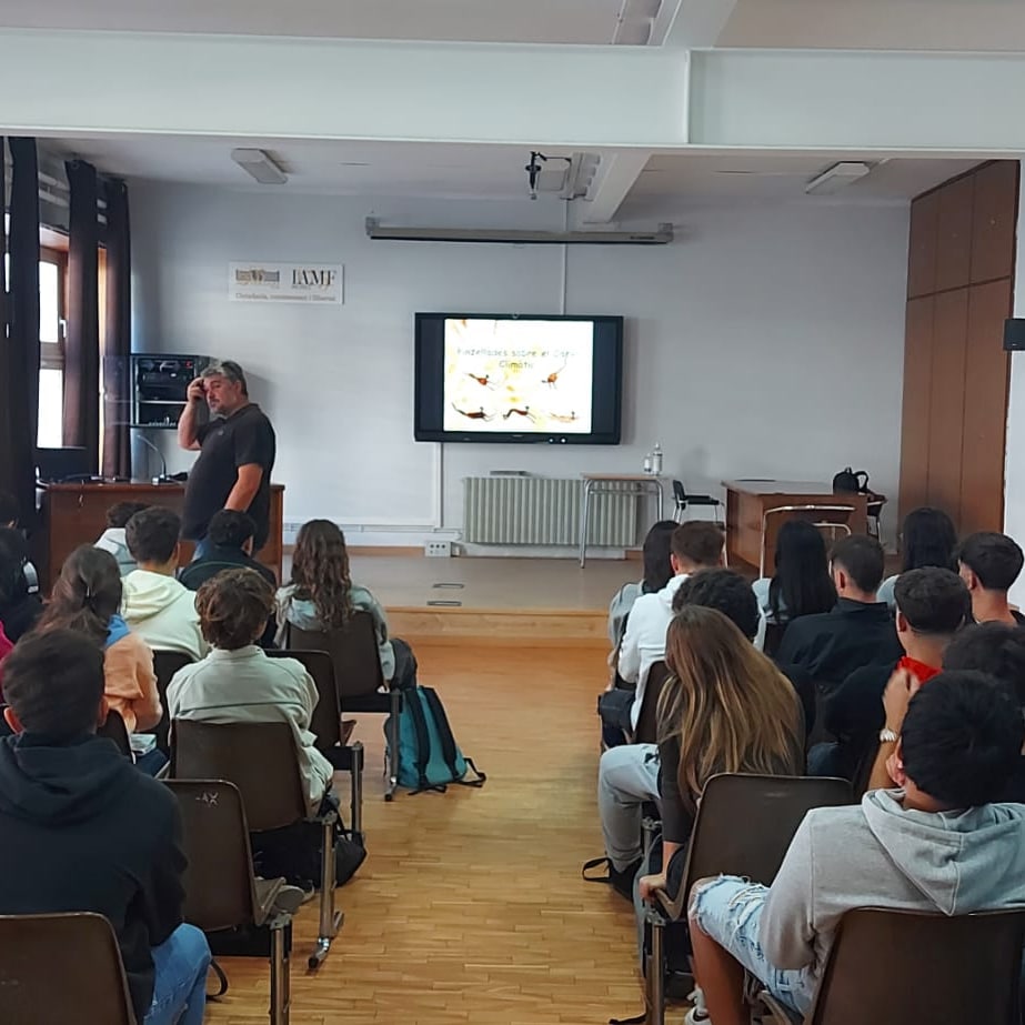 Ins_IAMF's tweet image. L'alumnat de Problemàtiques Socials de 1r de batxillerat assisteix a una conferència científica sobre el canvi climàtic.Xavi Sigró, professor i investigador de @geografiaURV ens ha visitat per oferir-nos una sessió magistral i explicar-nos l'emergència climàtica en què ens trobem