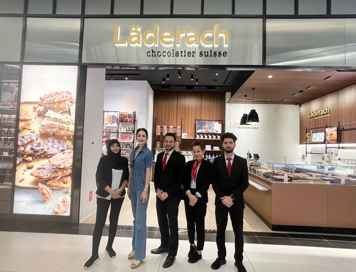 martinaglobal's tweet photo. New store alert! 🚨🍫
Before heading back to the Swiss winter, a quick stopover to take a first glimpse of the brand new Läderach shop in the @TheDubaiMall!
#Laderach #Laederach #LoveLaderach #FrischSchoggi #martinastravels https://t.co/12X79U2WWM