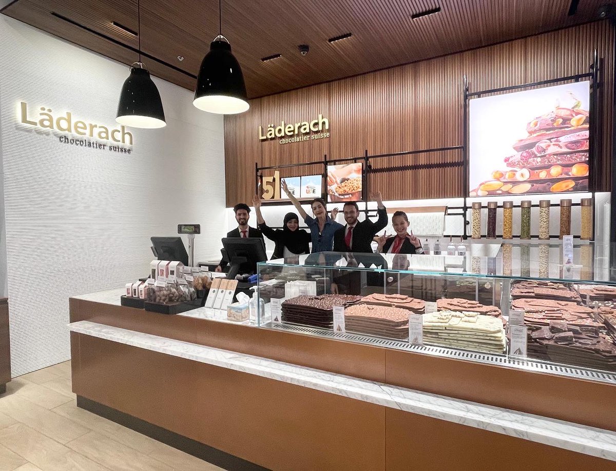 martinaglobal's tweet photo. New store alert! 🚨🍫
Before heading back to the Swiss winter, a quick stopover to take a first glimpse of the brand new Läderach shop in the @TheDubaiMall!
#Laderach #Laederach #LoveLaderach #FrischSchoggi #martinastravels https://t.co/12X79U2WWM