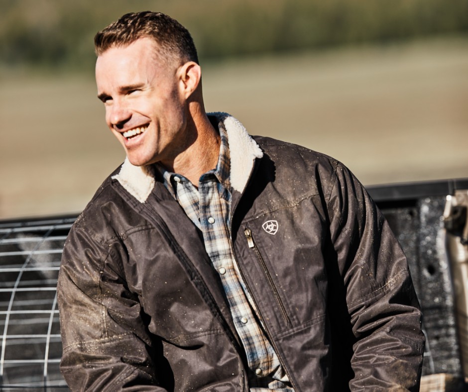 Get rugged and ready with our Grizzly Canvas Insulated Jacket. This jacket's superior heat retention and sleek utility style make a winter staple.