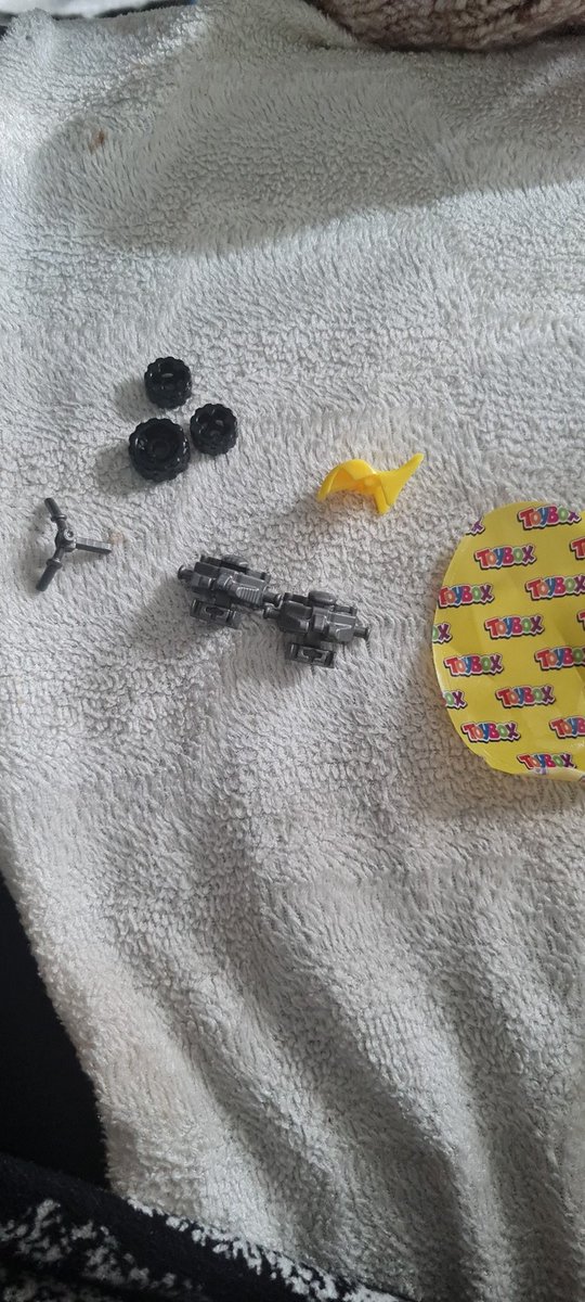 #toybox oğluma mutlu olmasi icin sürpriz Yumurtanizdan aldim ama malesef içindeki oyuncağın parçaları yanlış çıktı aynı parçadan iki tane koymuşsunuz..  zaten çok pahalisiniz az alabiliyoruz bari sevincimiz içimizde kalmasin özenle çalışın ve parçaları lütfen duzeltin