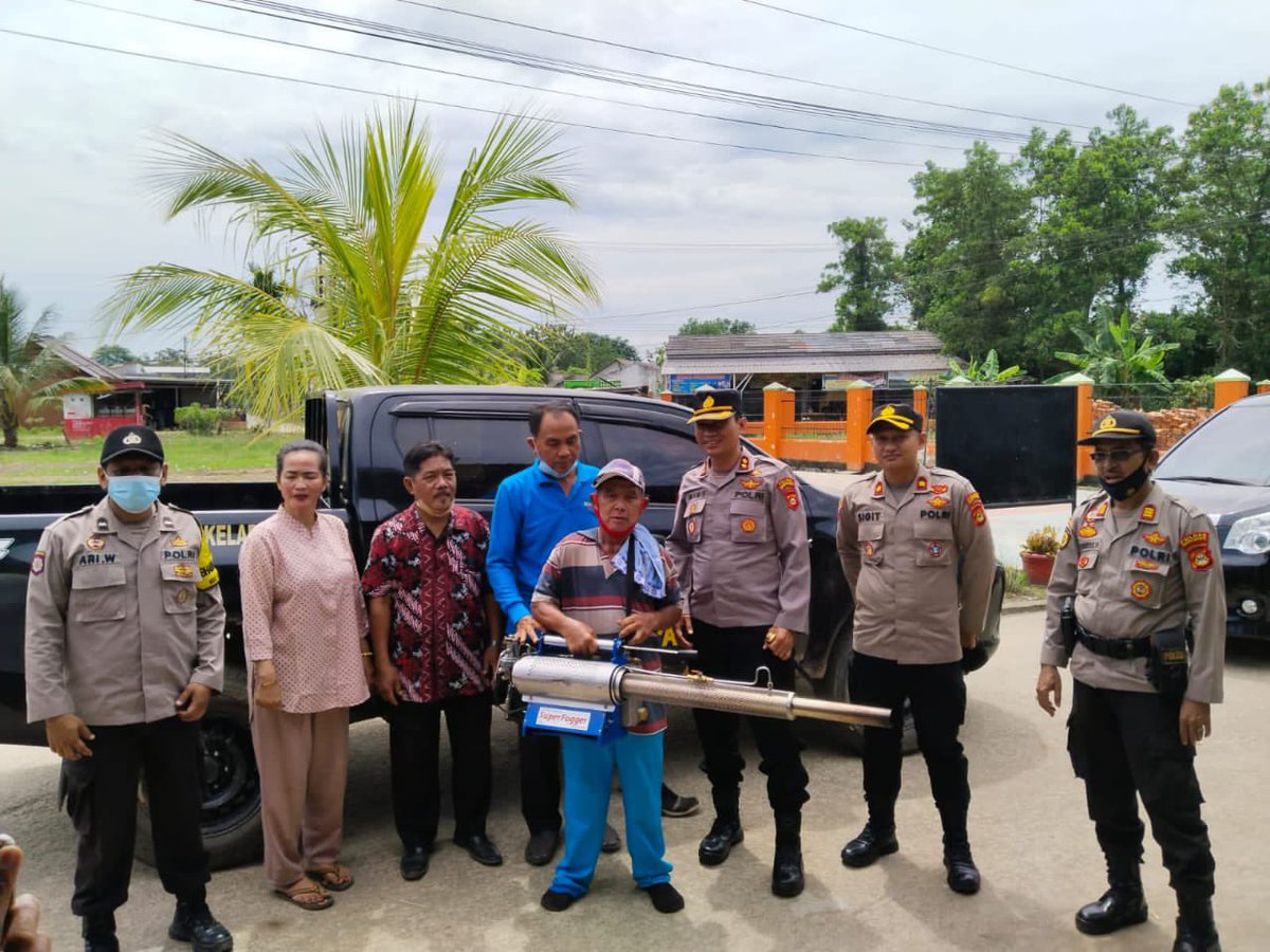 polisibanyuasi1's tweet photo. Kapolres Banyuasin AKBP Imam Safii,S.I.K.,https://t.co/7vhu8SI0l2 meninjau langsung kegiatan fogging di kelurahan tanah mas kecamatan talang kelapa. https://t.co/6b39APImZw