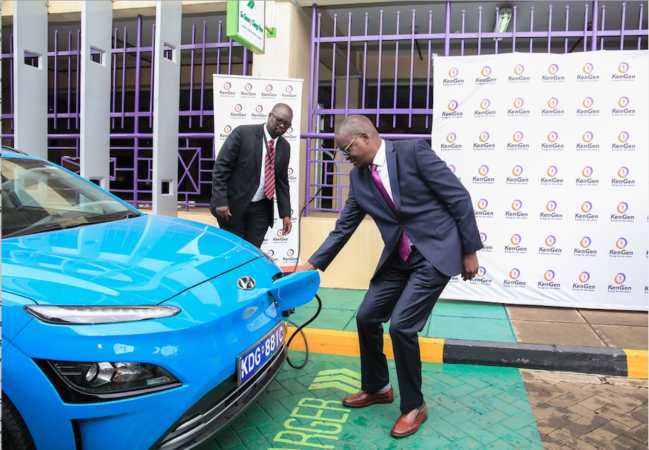 AmbokoJH's tweet photo. KenGen has unveiled its first 4 Electric Vehicles - 2 SUVs and 2 double-cabin pickups. Kengen says the EVs will primarily be used for data collection &amp; policy development as the company prepares to install over 30 EV charging stations across the country in 2023. https://t.co/jyj5I3BbPx