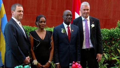 Prime Minister Dr Keith Rowley says Trinidad and Tobago aims to become a significant provider of clean fuel.
#Caribbean #Trinidad #Tobago #PMRowley #CleanFuel 

Read more: thecaribbeanalert.com/pm-wants-tt-to…