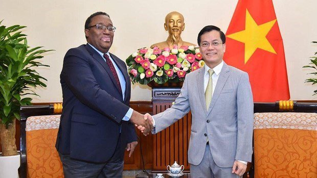 The Haiti Govt wishes to enhance relations with Vietnam, affirmed visiting Deputy Minister of Foreign Affairs Azad Nasser Belfort at a meeting with his Vietnamese counterpart Ha Kim Ngoc in Hanoi on November 23.
#Caribbean #Haiti #Vietnam

Read more: thecaribbeanalert.com/haiti-wishes-t…