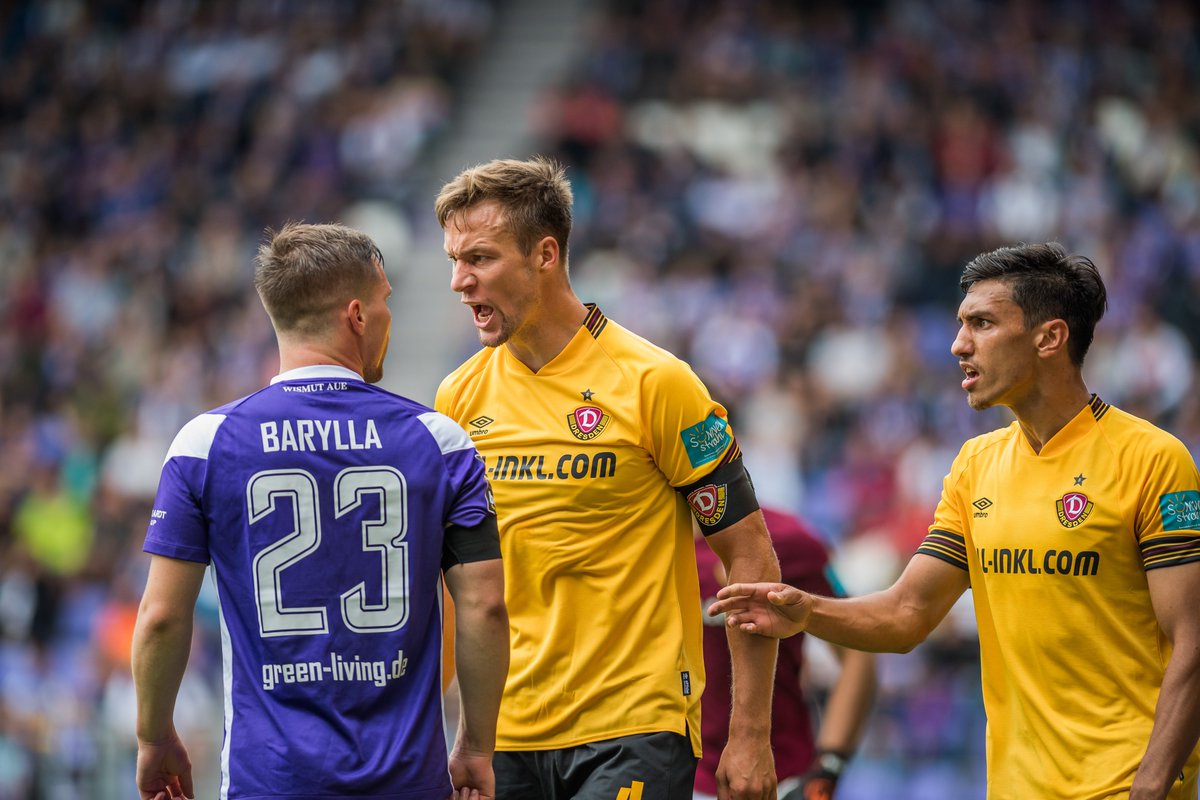 DynamoDresden's tweet image. Herzlichen Glückwunsch, Capitano! 🎁 Abwehrspieler Tim #Knipping feiert am heutigen Donnerstag seinen 30. Geburtstag. Dazu wünscht Dir die gesamte Sportgemeinschaft nur das Beste, viel Erfolg für die anstehende Rückrunde und vor allem Gesundheit, lieber „Knipser“! 🖤💛 #sgd1953