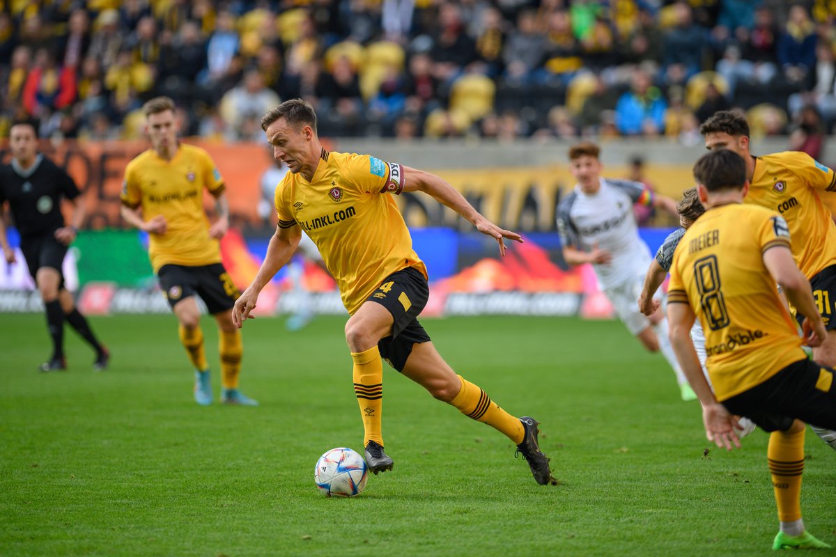 DynamoDresden's tweet image. Herzlichen Glückwunsch, Capitano! 🎁 Abwehrspieler Tim #Knipping feiert am heutigen Donnerstag seinen 30. Geburtstag. Dazu wünscht Dir die gesamte Sportgemeinschaft nur das Beste, viel Erfolg für die anstehende Rückrunde und vor allem Gesundheit, lieber „Knipser“! 🖤💛 #sgd1953