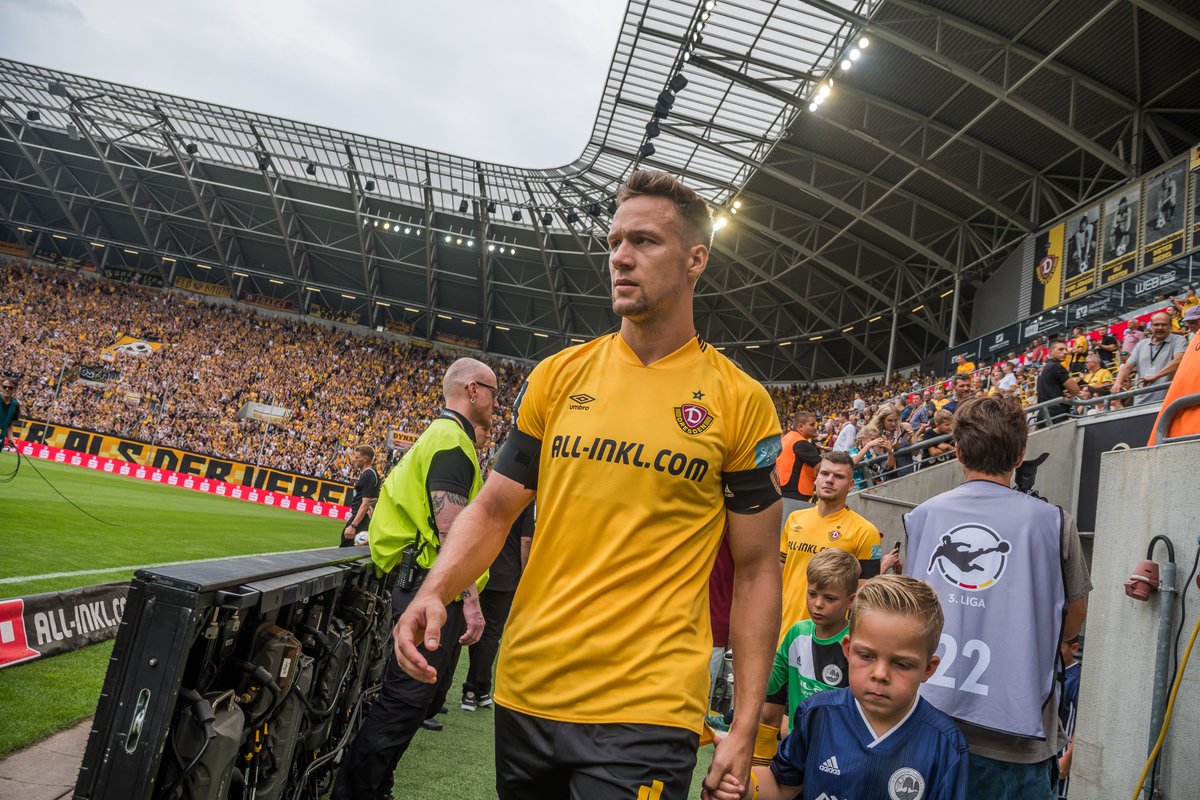 DynamoDresden's tweet image. Herzlichen Glückwunsch, Capitano! 🎁 Abwehrspieler Tim #Knipping feiert am heutigen Donnerstag seinen 30. Geburtstag. Dazu wünscht Dir die gesamte Sportgemeinschaft nur das Beste, viel Erfolg für die anstehende Rückrunde und vor allem Gesundheit, lieber „Knipser“! 🖤💛 #sgd1953