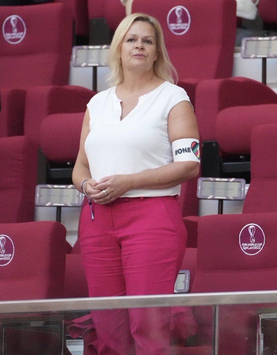 أتمنى من مكاتب المحاماة أو القانونيين رفع قضية ضد وزيرة الداخلية الألمانية <a href="/NancyFaeser/">Nancy Faeser</a> باعتبار أنها ارتكبت جرما حسب قانون العقوبات القطري ومخالفة لإجراءات وشروط دخول ملاعب #كأس_العالم_قطر_2022 ..
لا ينفع مع هؤلاء الحديث عن الأخلاق ، لأنهم قد تجرّدوا منها ..
#مونديال_قطر