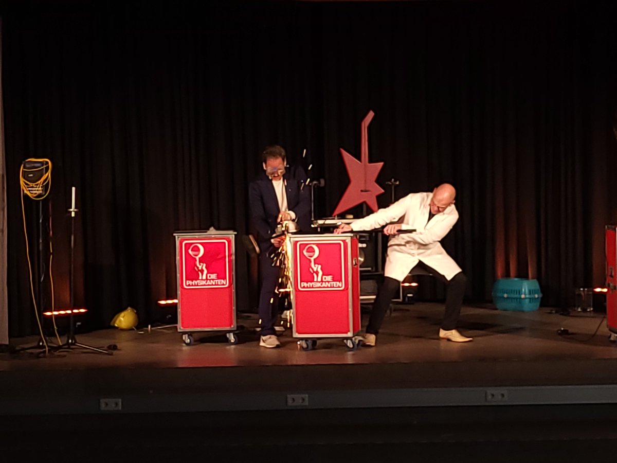Wir haben letzte Woche im Gymnasium Eickel in Herne gespielt - dort haben sie eine besondere Ausrichtung auf den MINT-Bereich. Wir durften unseren Beitrag zur Begeisterung der Kids für diese Fachrichtungen leisten 👨‍🔬💥🥰 #mintedu #physikedu #physikanten #physikistwennsknallt