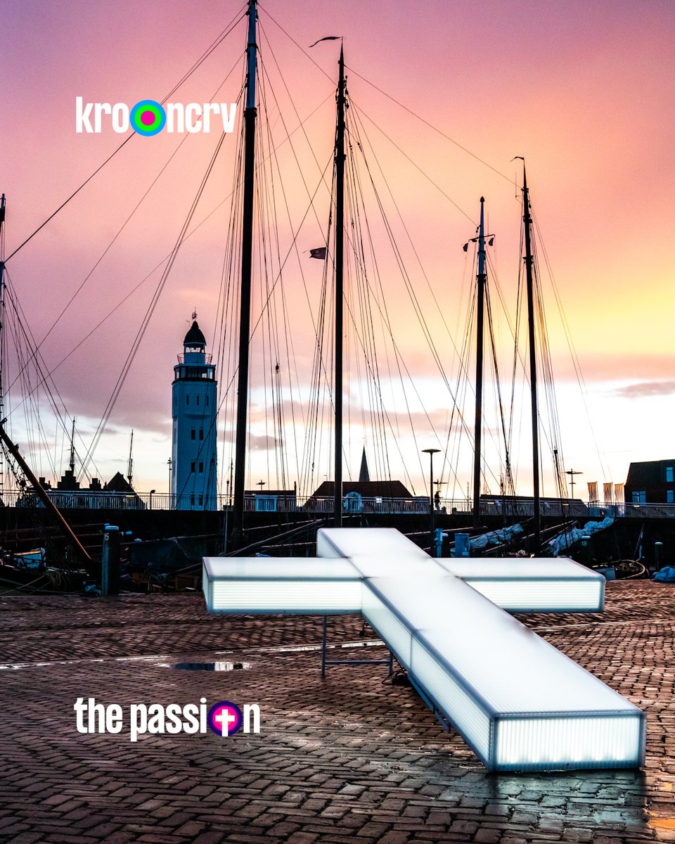 Het verlichte kruis van The Passion is vanmorgen in alle vroegte aangekomen in dé stad van 2023, Harlingen! 💜 Gelukkig volgend jaar weer met publiek! Dus... met wie ga jij naar Harlingen? ⬇️ <a href="/KroNcrv/">KRO-NCRV</a> 
#thepassion #tp2023 #harlingen
