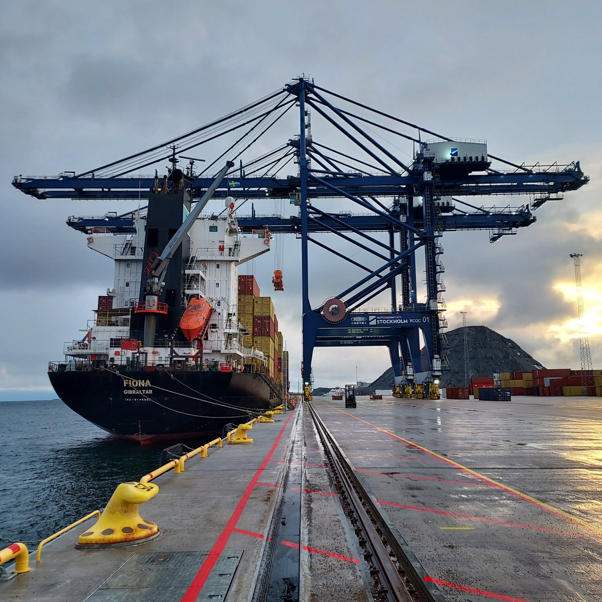 Very good conversations about traffic and alternative fuels with Stockholm Region in <a href="/CPMR_BSC/">CPMR Baltic Sea Commission</a> meeting.
Thank you Commissioner @GustavHemming and <a href="/regionstockholm/">Region Stockholm</a>!