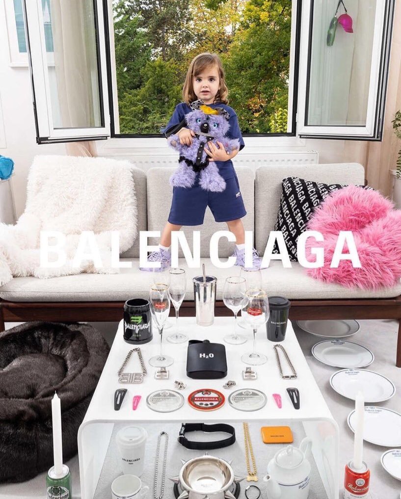 xqTTs's tweet photo. La última campaña de Balenciaga es muy turbia. Mezcla niños con ¿herramientas de sado? 

Ha acabado retirándola por las críticas que estaba recibiendo.

Aquí os la dejo para que juzguéis vosotros. https://t.co/YXnKzWmKnu