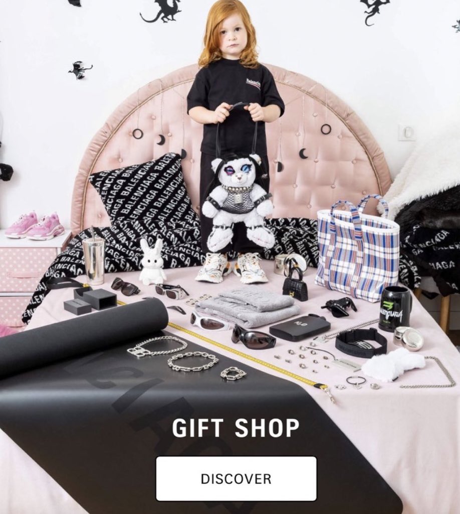 xqTTs's tweet photo. La última campaña de Balenciaga es muy turbia. Mezcla niños con ¿herramientas de sado? 

Ha acabado retirándola por las críticas que estaba recibiendo.

Aquí os la dejo para que juzguéis vosotros. https://t.co/YXnKzWmKnu