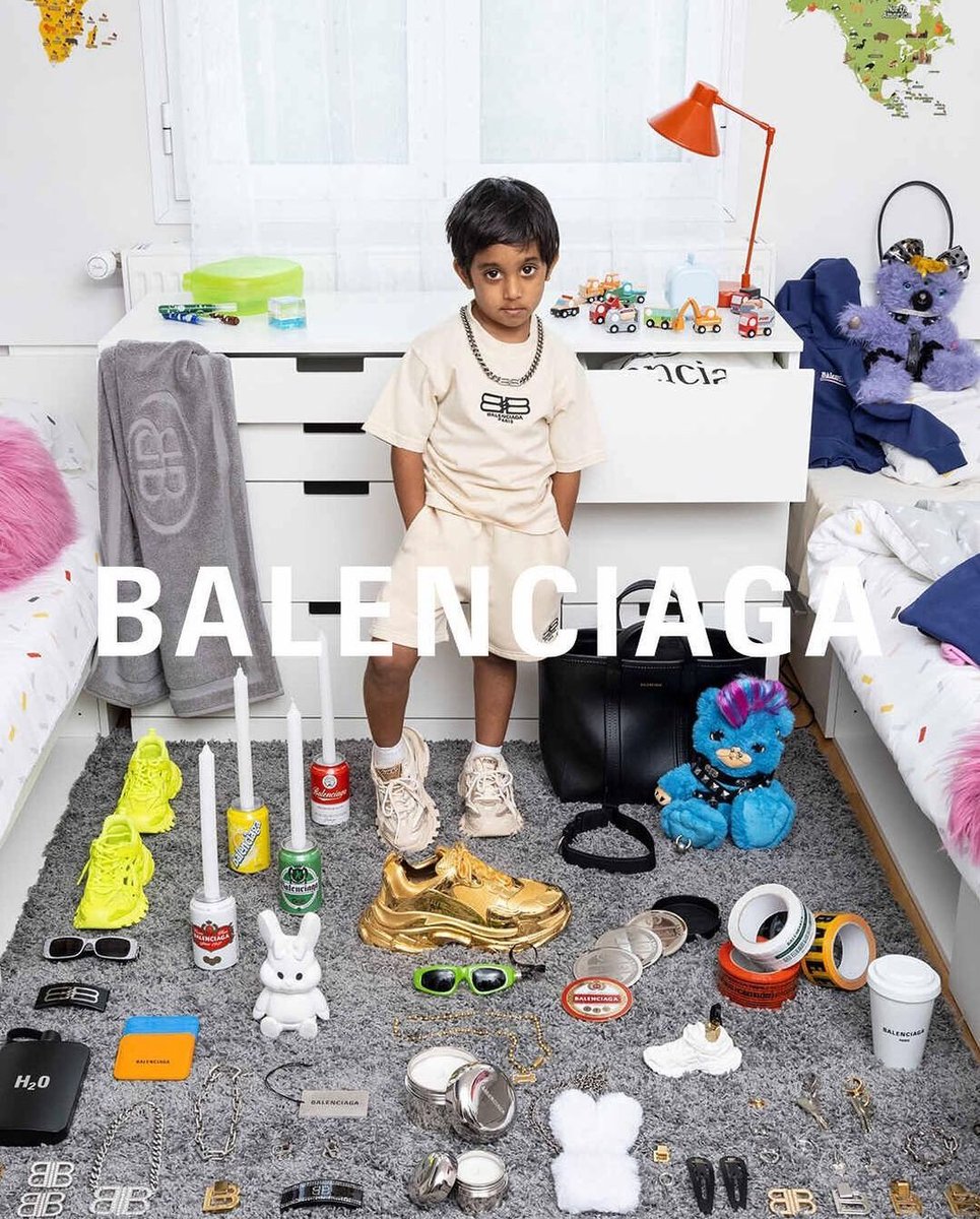 xqTTs's tweet photo. La última campaña de Balenciaga es muy turbia. Mezcla niños con ¿herramientas de sado? 

Ha acabado retirándola por las críticas que estaba recibiendo.

Aquí os la dejo para que juzguéis vosotros. https://t.co/YXnKzWmKnu