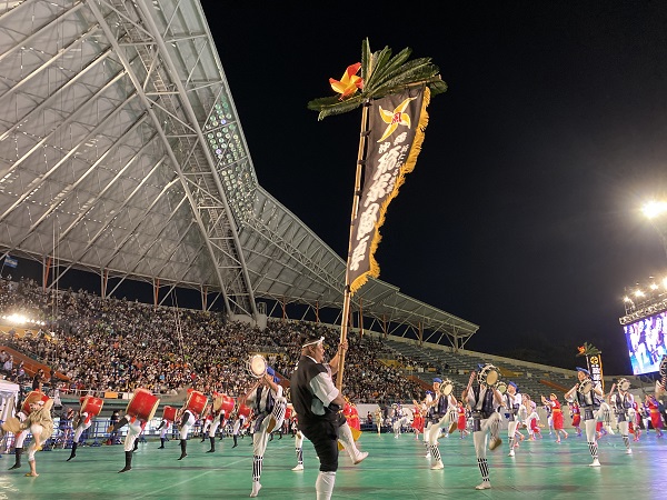 wuf_2022's tweet photo. 📢「閉会式・グランドフィナーレ」
11/3（木）、沖縄セルラースタジアム那覇で「閉会式・グランドフィナーレ」を開催。国内外のウチナーンチュ、約８千名が参加しました。会場は素晴らしい一体感に包まれ、お互いの絆を確かめ合いました。
https://t.co/PBWD3n7YV5 https://t.co/QXxy9Ux91u