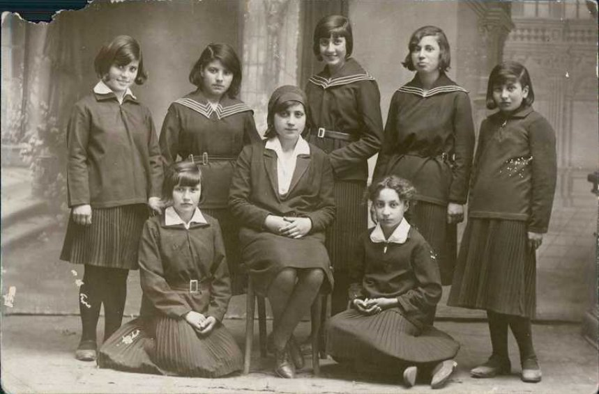 birvakitler1's tweet photo. Ali Rıza'nın Sakarya Fotoğrafhanesi, Edirne'nin eğitim tarihinin sayfalarındaki gezintimizde bizleri Edirne Kız Mektebi öğretmen ve öğrencileriyle buluşturuyor... https://t.co/Rb7tSJSpgY