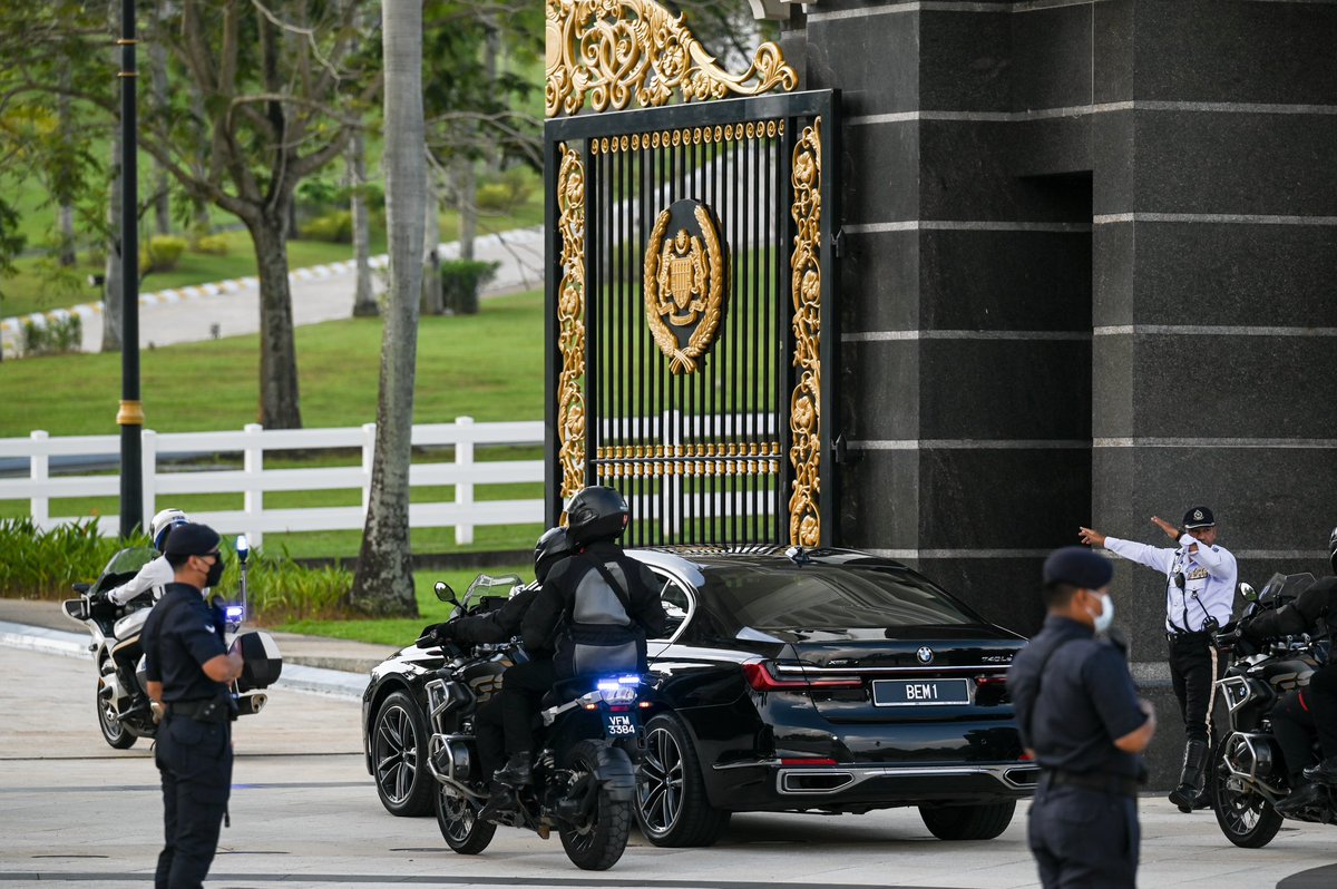 The wait is over. Malaysia’s 10th Prime Minister <a href="/anwaribrahim/">Anwar Ibrahim</a> with his wife Wan Azizah arrive at the palace at 4:30pm. 

#PM10 #GE15 

cna.asia/3tMFQxU
