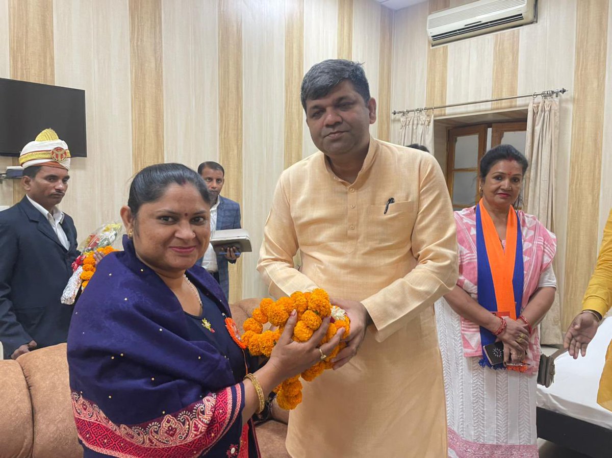 आज कानपुर सर्किट हाउस में माननीय प्राविधिक शिक्षा मंत्री श्री <a href="/ErAshishSPatel/">Ashish Patel</a> जी का स्वागत करते <a href="/ApnaDalOfficial/">Apna Dal (S)</a> कानपुर के कार्यकर्तागण