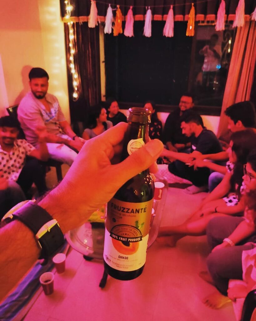 getfruzzante's tweet photo. Hill Zill Wines introducing Fruit made Alcoholic Beverages to the house party like.... 😉
A Chikkoo squeezed into making this Sparkling fruity goodness.

.
.

#fruitwine #art #partytime #winelife #healthydrink #vegan #glutenfree #nature https://t.co/Ag28oFsdxT https://t.co/L5DI6rPo2r