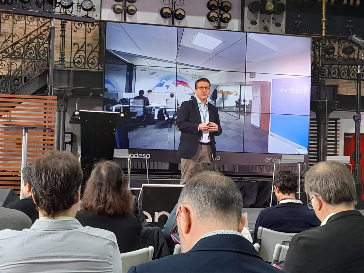 XRE4S's tweet photo. 🗣️Fernando Sandoval @Endesa presenta #InnovationHub Europe per “reforçar les relacions i oportunitats de col·laboració amb l'ecosistema d'innovació, startups i pymes innovadores del territori català” @EnelGroupES

#InnoDayEnergia22 @Xre4S @clusterEE @endesa  
#FEDERrecerca https://t.co/Vbs1XNaPUu