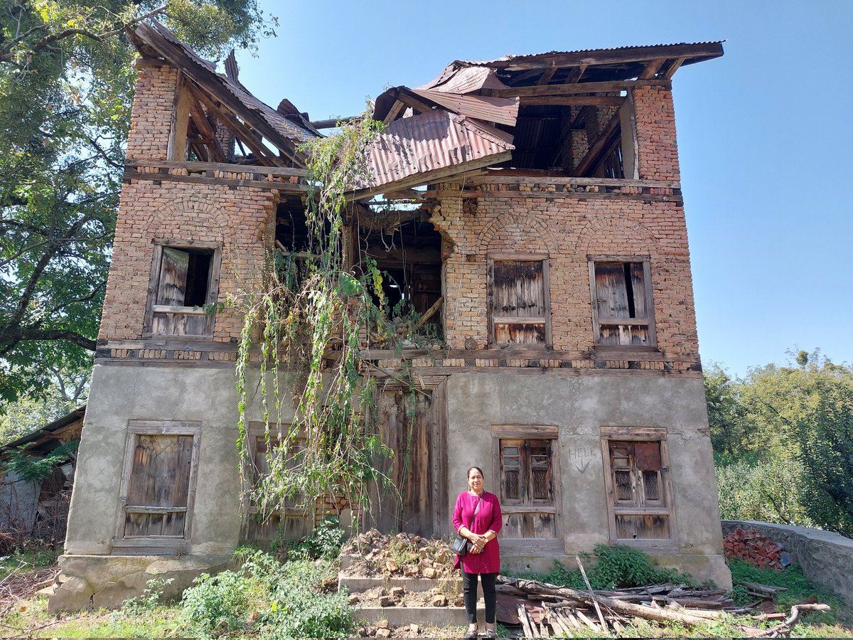 _ritikaraina's tweet photo. Maa seeing her house after 33 long years (Aragam Bandipora)..
Once a beautiful house, now in ruins.. But satisfied that we could see it now.. https://t.co/78NLSxVgZY