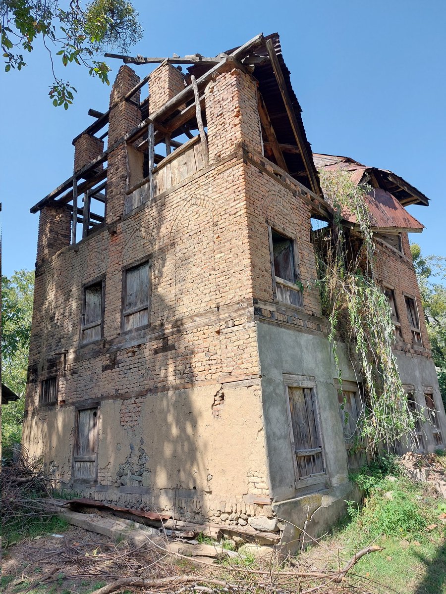 _ritikaraina's tweet photo. Maa seeing her house after 33 long years (Aragam Bandipora)..
Once a beautiful house, now in ruins.. But satisfied that we could see it now.. https://t.co/78NLSxVgZY