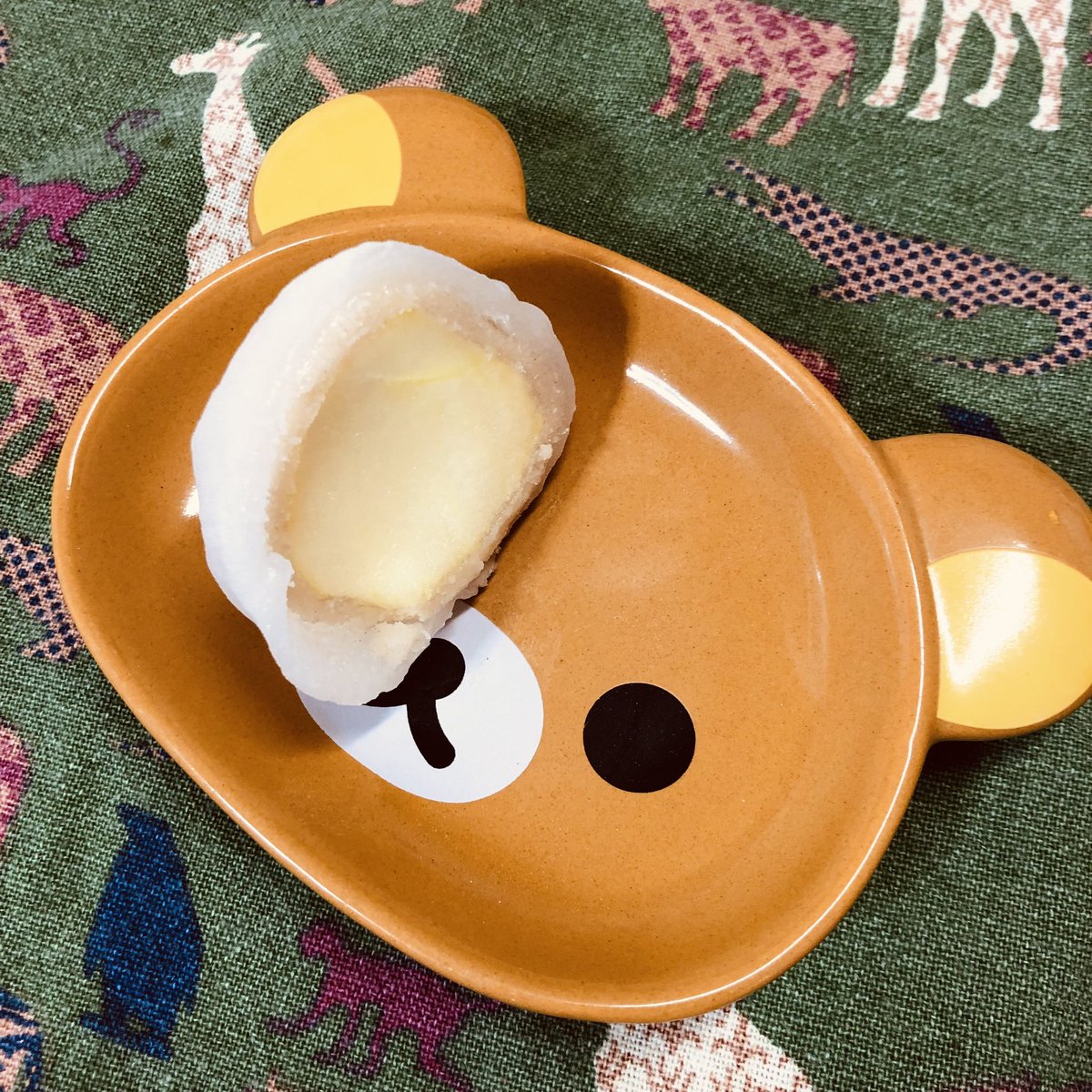 この前仙台駅で買ったシナモンりんごフルーツ大福!
果寿庵

赤い紐で、そんなっ!!
よい断面ですね…❤️
すごいフレッシュでびっくりした🍎 