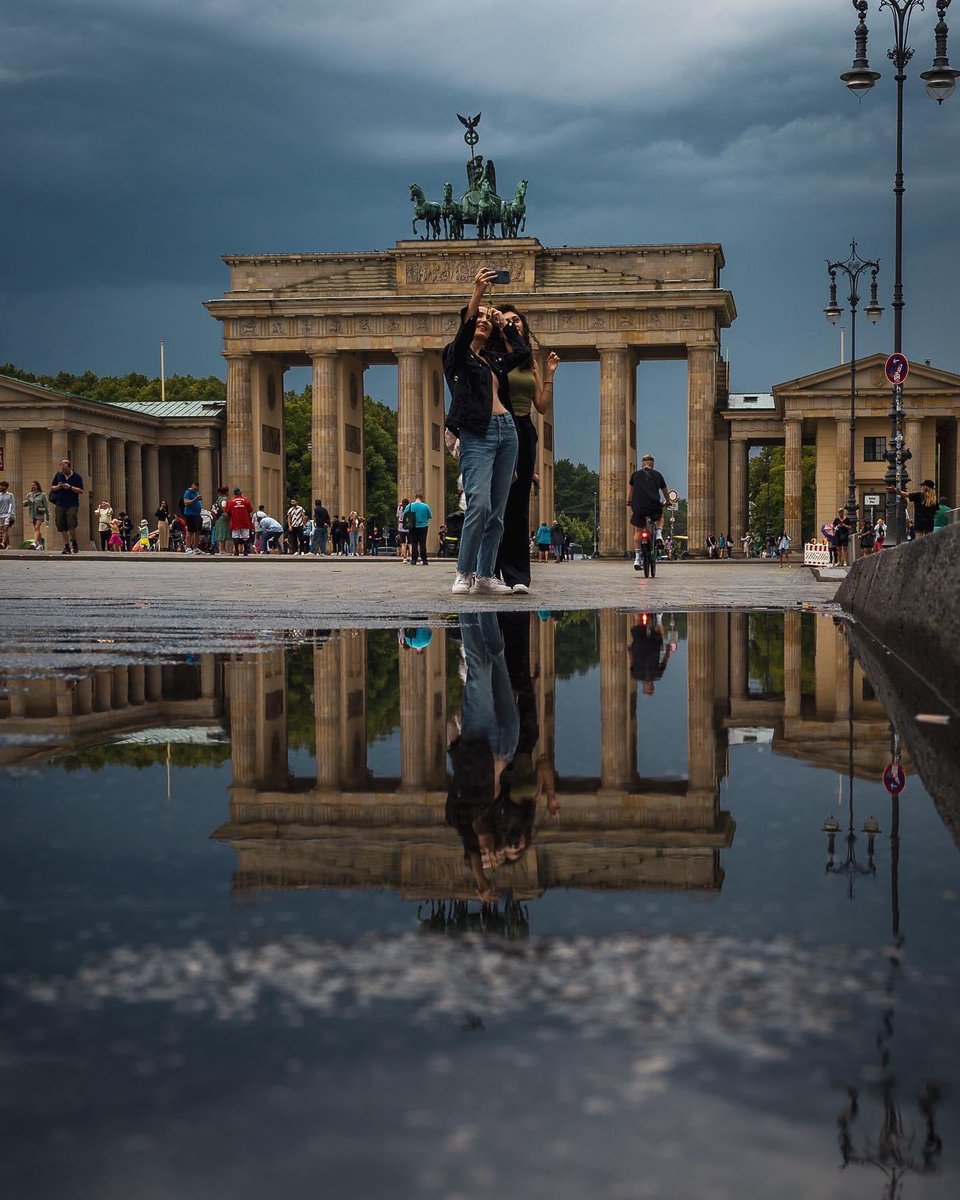 DerAltleher's tweet photo. Dit is Berlin 1/3
Besuch in der Hauptstadt war angesagt, also nicht ohne Kamera. Folgt uns zu den Touristenmagneten Siegessäule, Brandenburger Tor und Reichstag. Den „Klassiker“ Brandenburger Tor sollten eigentlich alle so richtig kennen. https://t.co/g59FlSDHle