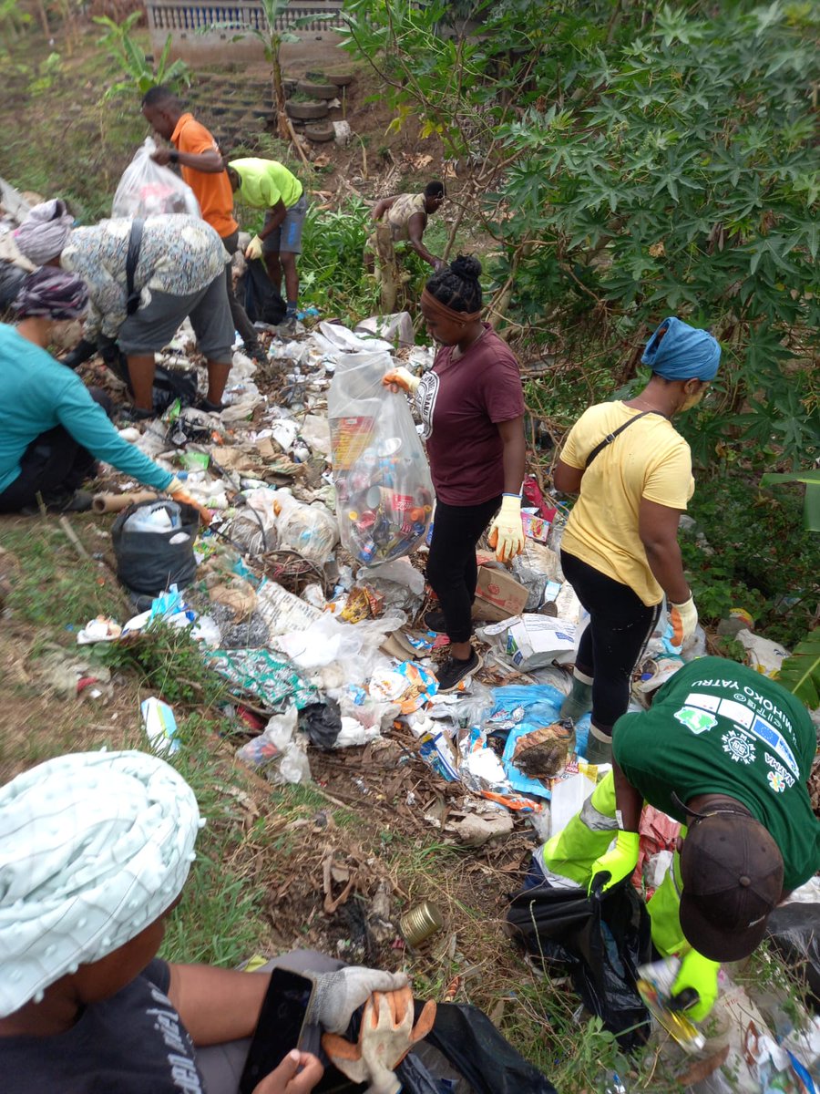 En attendant la fin de la semaine à #Mayotte... #dechet #rivire #environnement #pollution