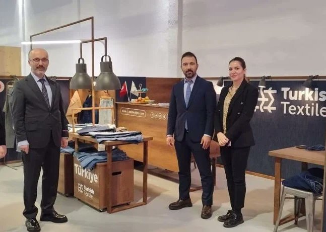 utibsosyal's tweet photo. Fuarın ilk günü #Milano Ticaret Ateşemiz Sn. Ahmet Erkan ÇETİNKAYIŞ ve Sn. Ozan Murat ERGAN, UTİB info standımızı ve katılımcı firmalarımızın stantlarını ziyaret etti. İki gün sürecek Denim PV Milano’da 23/23 Sonbahar-Kış #Denim trendleri sergileniyor.
#UTİB #Turkishtextile https://t.co/4tesirVno4