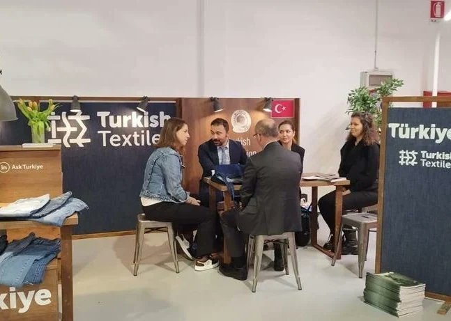 utibsosyal's tweet photo. Fuarın ilk günü #Milano Ticaret Ateşemiz Sn. Ahmet Erkan ÇETİNKAYIŞ ve Sn. Ozan Murat ERGAN, UTİB info standımızı ve katılımcı firmalarımızın stantlarını ziyaret etti. İki gün sürecek Denim PV Milano’da 23/23 Sonbahar-Kış #Denim trendleri sergileniyor.
#UTİB #Turkishtextile https://t.co/4tesirVno4
