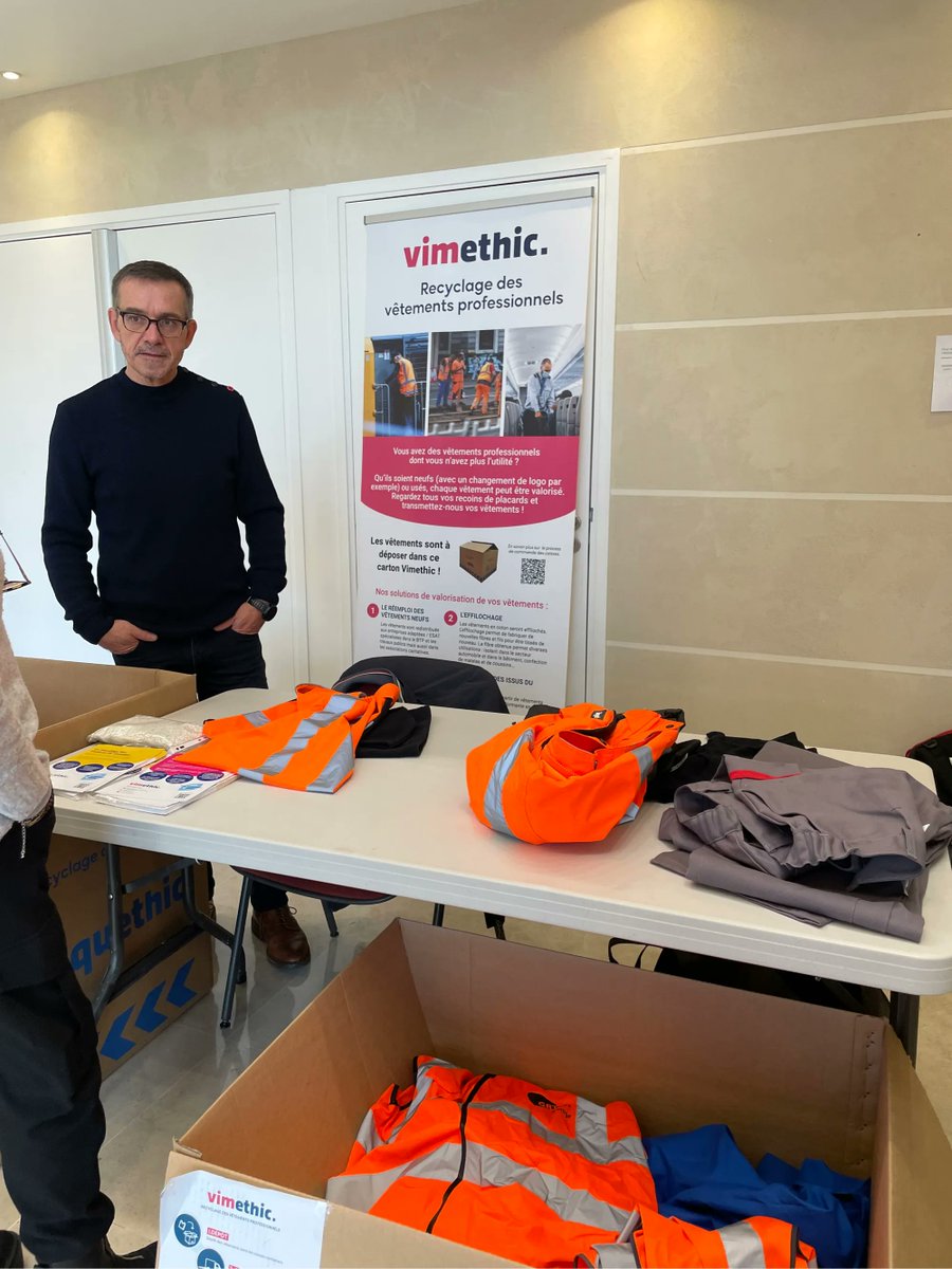 DesvignesClaire's tweet photo. A l’occasion de la Semaine Européenne de la Réduction des Déchets, #GRTgaz invite 2 partenaires @TriethicRecycle &amp; Verre2Vue pour expliquer le fonctionnement du recyclage de nos Vêtements Image de Marque (VIM), casques, lunettes de protection… #SERD #SERD2022 #dechets https://t.co/K6c7XTVCsM