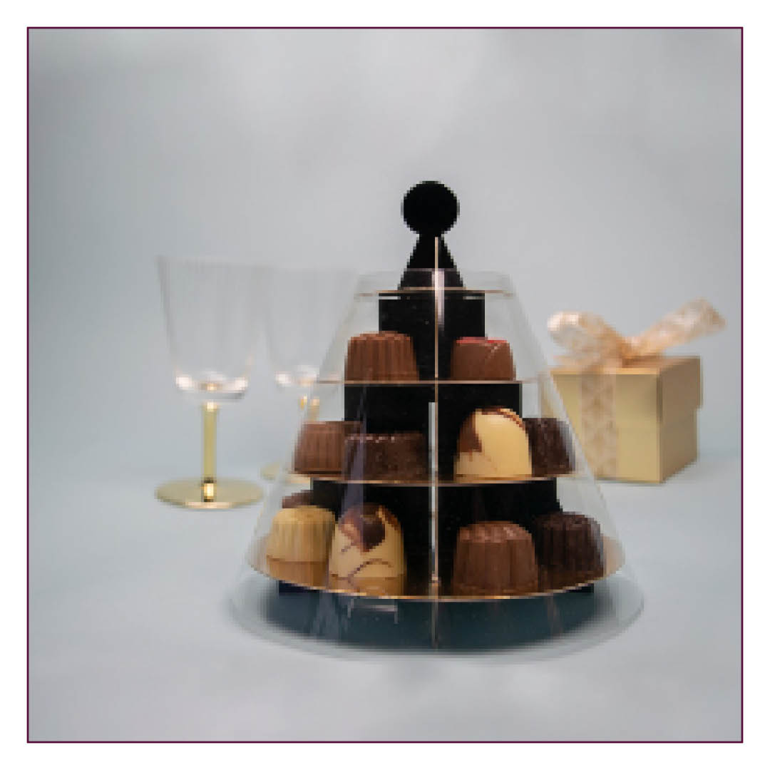 Feest op tafel

Een etagère vol met de heerlijkste bonbons. Laat je klanten hun favoriete smaken kiezen voor op de etagère. 
Hij komt met een beschermende koker om te vervoeren. 

bekoverpakkingen.nl/banket-en-pati…