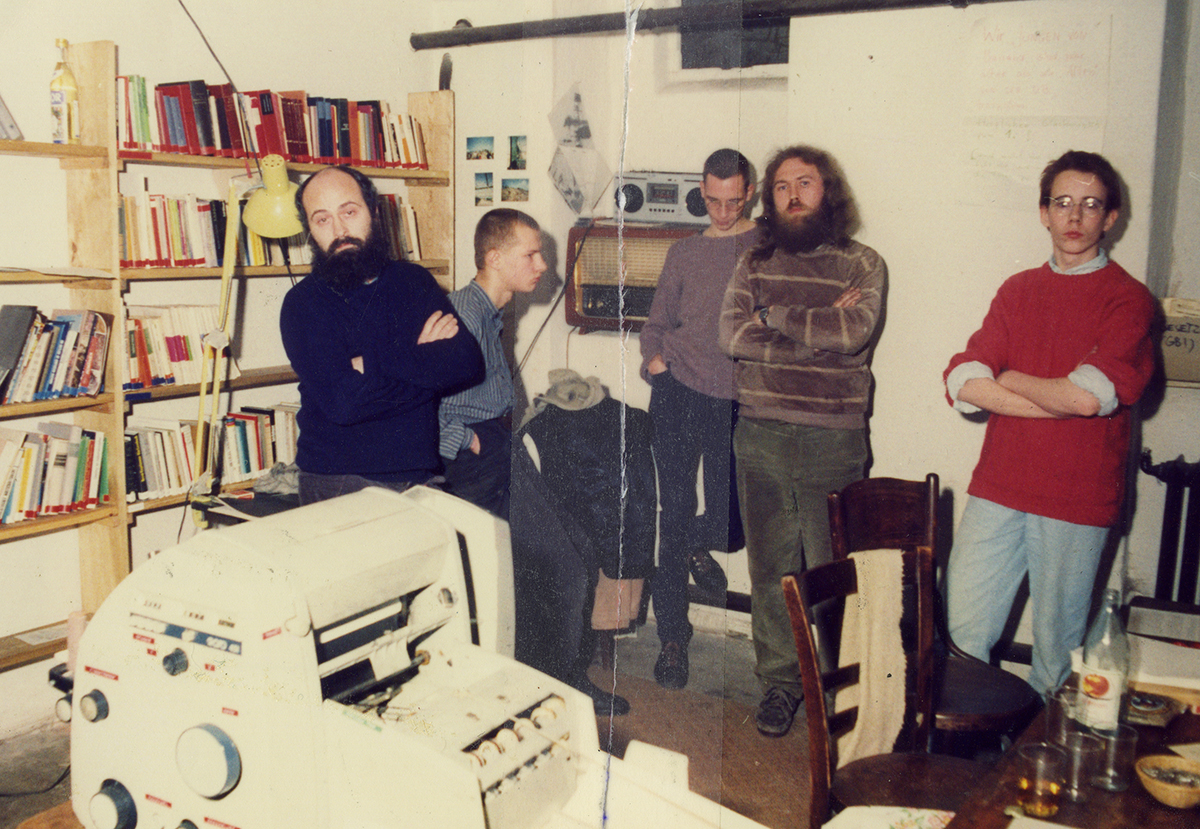 StasiArchiv's tweet photo. #Umweltbibliothek1987 #OTD "Hände hoch! Maschinen aus!" - In der Nacht vom 24. auf den 25.11.1987 stürmten Stasi-Mitarbeiter die Räume der #Umweltbibliothek in der #Zionskirche. Ziel war es, die Urheber der Oppositionszeitung "Grenzfall" zu überführen: https://t.co/HflCYX2Mjl https://t.co/fZYJRAyWSl
