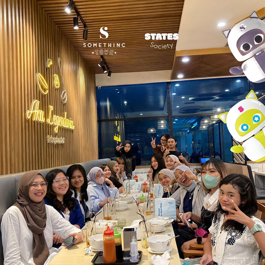 somethinctown's tweet photo. Kingthinc dapet laporan dari Ating Kating katanya Thinczens & Troops minggu lalu sempet ketemuan buat opening store BHI di Jogja yaa??👀
Ini fotonya beneran kan ga di edit kann HUHU AKHIRNYAA KALIAN BISA MEET UP JUGA KINGTHINC IKUTAN HAPPYY🥹💙 #StatesTroops #SomethincSquad https://t.co/WTJziWaFsC