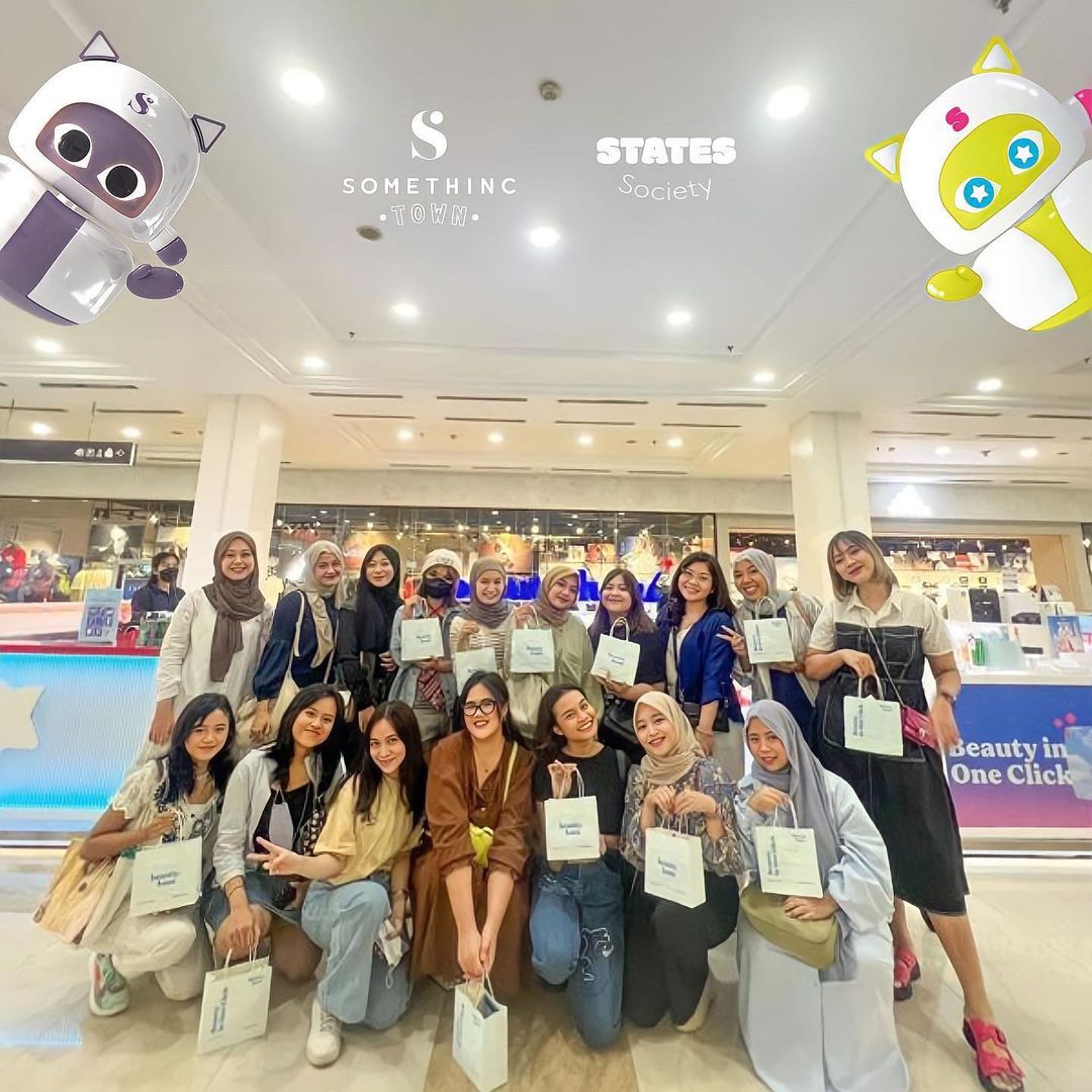 somethinctown's tweet photo. Kingthinc dapet laporan dari Ating Kating katanya Thinczens & Troops minggu lalu sempet ketemuan buat opening store BHI di Jogja yaa??👀
Ini fotonya beneran kan ga di edit kann HUHU AKHIRNYAA KALIAN BISA MEET UP JUGA KINGTHINC IKUTAN HAPPYY🥹💙 #StatesTroops #SomethincSquad https://t.co/WTJziWaFsC