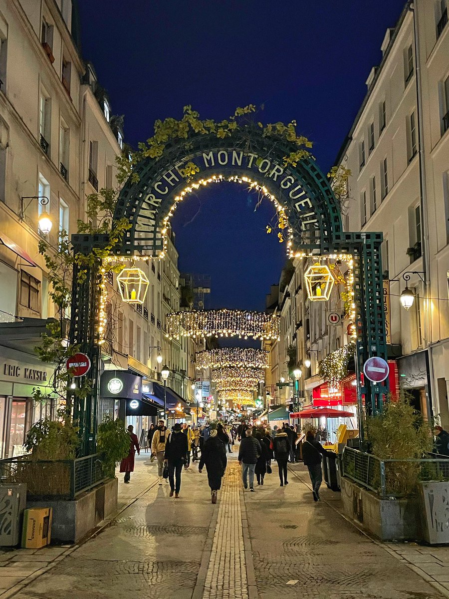 The Holiday Season is here! It was a beautiful night in the City of Lights. Happy Thanksgiving to my US friends! Hope you have a wonderful day ✈️ #blessed #crewlife #stephslayovers