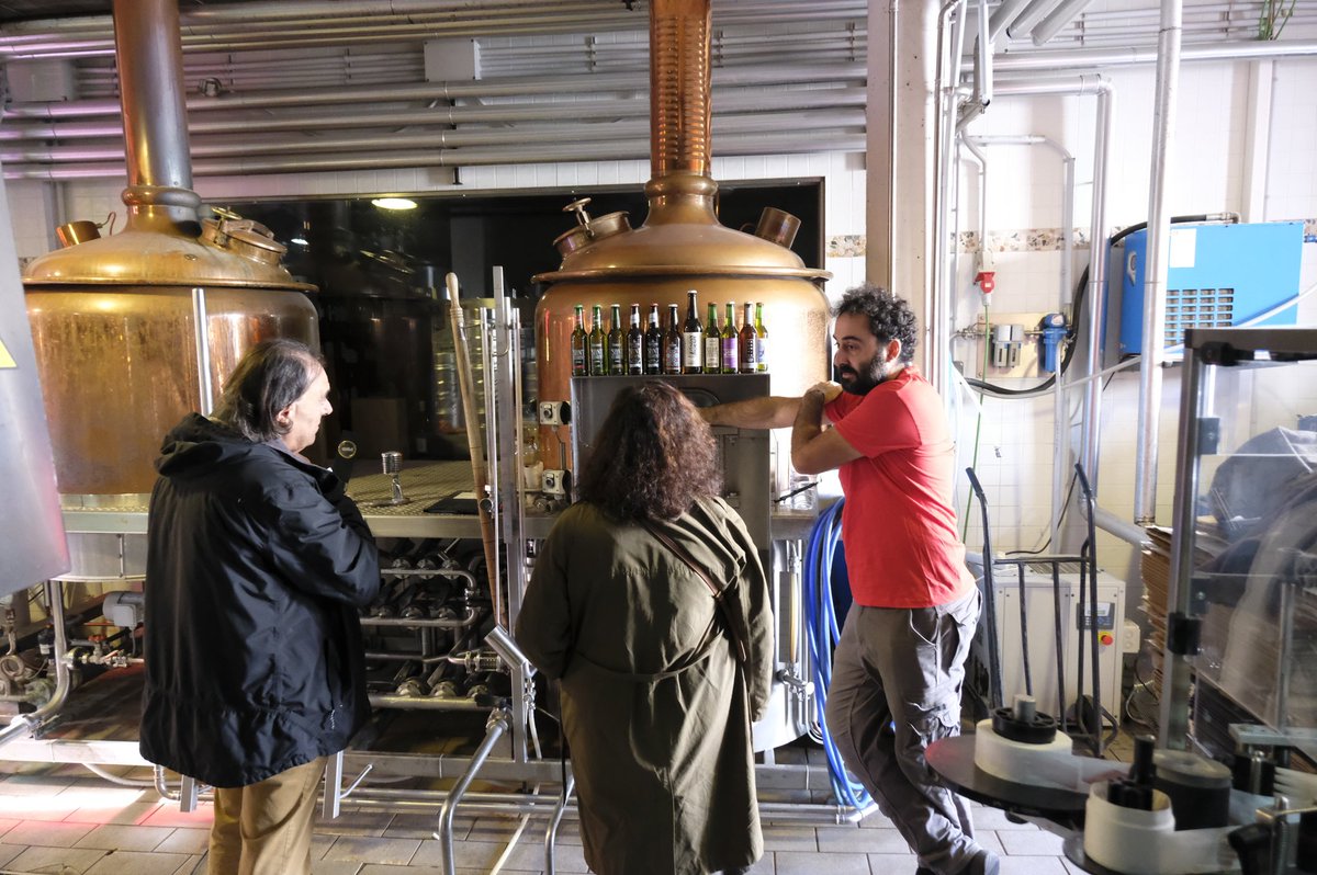 AgriculturaGOIB's tweet photo. 🍺La consellera De la Concha ha visitat la fàbrica de #cerveses de Graham Pearce, un model de #futur dins el sector agroalimentari de les #IllesBalears:

💡Gent jove amb idees noves, una imatge atractiva, que aposta pel #productelocal de #Menorca i per l'associació dins el gremi. https://t.co/QyOLQaBzFM