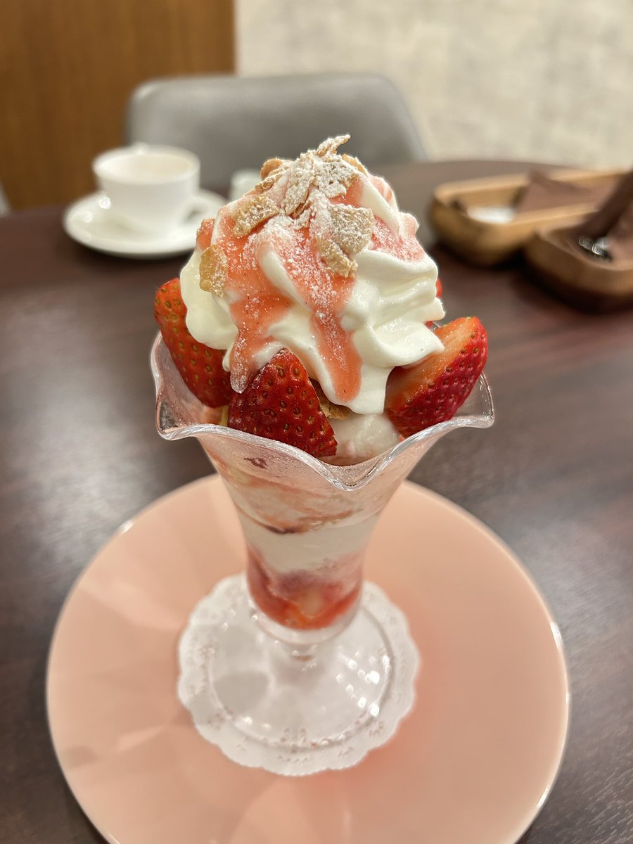 sweetsoclock's tweet photo. 今月の新作、苺のパフェ🍓
旬の栃木県産の苺がいっぱい☺️
是非ご賞味あれ！

#スイーツオクロック
#パフェ　#スイーツ
#相模原スイーツ　#相模原カフェ
#相模原ケーキ https://t.co/R2b5zBqDOC