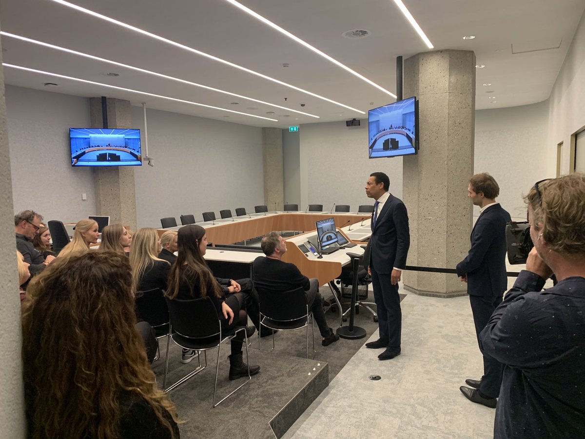 Er zijn zo veel actievoerende jeugdbeschermers naar Den Haag gekomen dat ze in meerdere zalen het debat over de crisis in hun sector meekijken. Het kabinet spreekt ook een ‘bijzaal’ vooraf toe. Minister Weerwind wil geen loze beloften doen, zegt hij, maar wenst ze veel sterkte