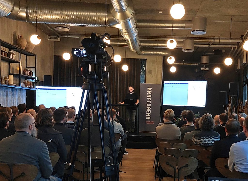 Loving <a href="/KennJacobsen_DK/">Kenn Jacobsen ❤️🇺🇦</a> exploration of the new #Umbraco Block Grid Editor. Can see this being a huge deal for not only devs, but editors like me!😁