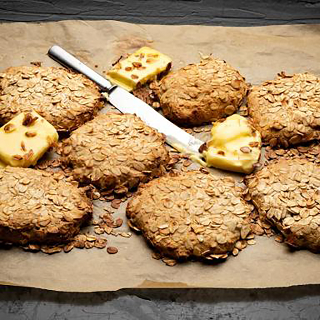 Mitä voi tehdä ylijääneestä kaurapuurosta? Tee siitä maistuvaa Jämäpuurorieskaa, jonka salainen ainesosa on rieskaan herkullisen pähkinäisen maun tuova ruskistettu voi🍞😋 👉Testaa tämä! Kurkkaa resepti täältä hubs.li/Q01sy7hd0 #myllynparas #parasrieska