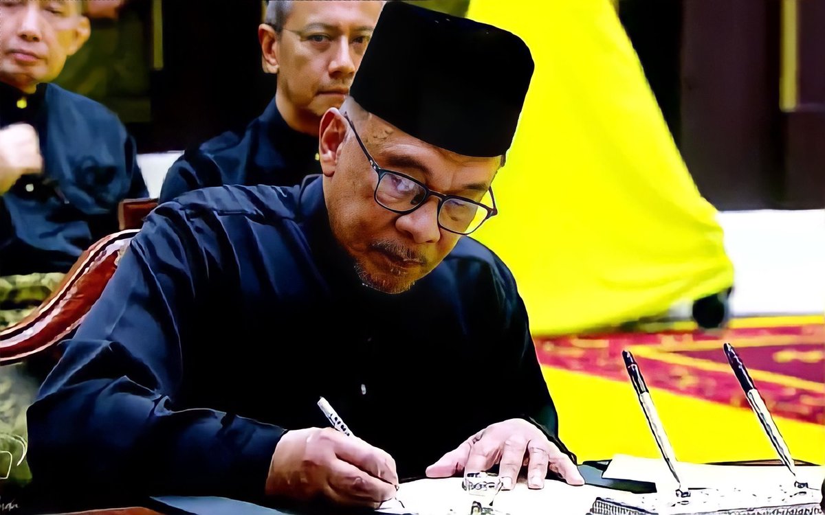 fmtoday's tweet photo. Anwar sworn in as Malaysia’s 10th PM https://t.co/9uVOgCW4NV