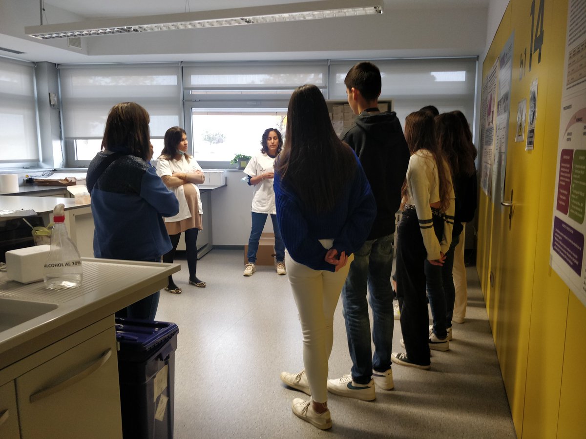 IRBLleida_Info's tweet photo. Avui ens visita l'alumnat de 1r Batxillerat de l'INS la Serra de Mollerussa per conèixer la recerca realitzada a Lleida en biomedicina!
#visitesIRBLleida https://t.co/auV61wGhgK