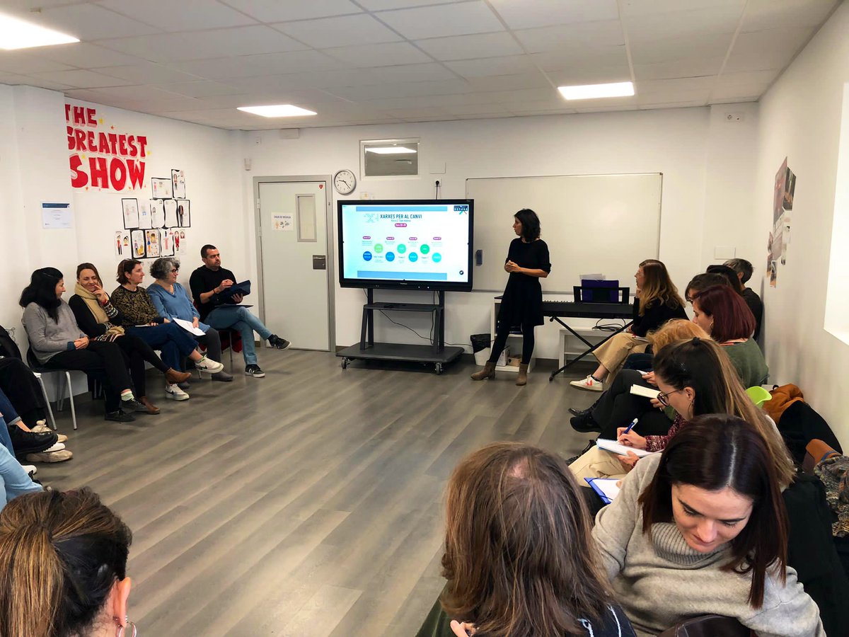 CRPsantandreu's tweet photo. Segona sessió del programa Xarxes per al Canvi al @inslasagrera a Sant Andreu.
Canviar o millorar els centres educatius.Aquest ha estat l’eix de les nostres converses. Com ens ajuda el #noucurriculum?@consorciedubcn @SESantAndreu @consorciedubcn https://t.co/uYYGrhOEE5