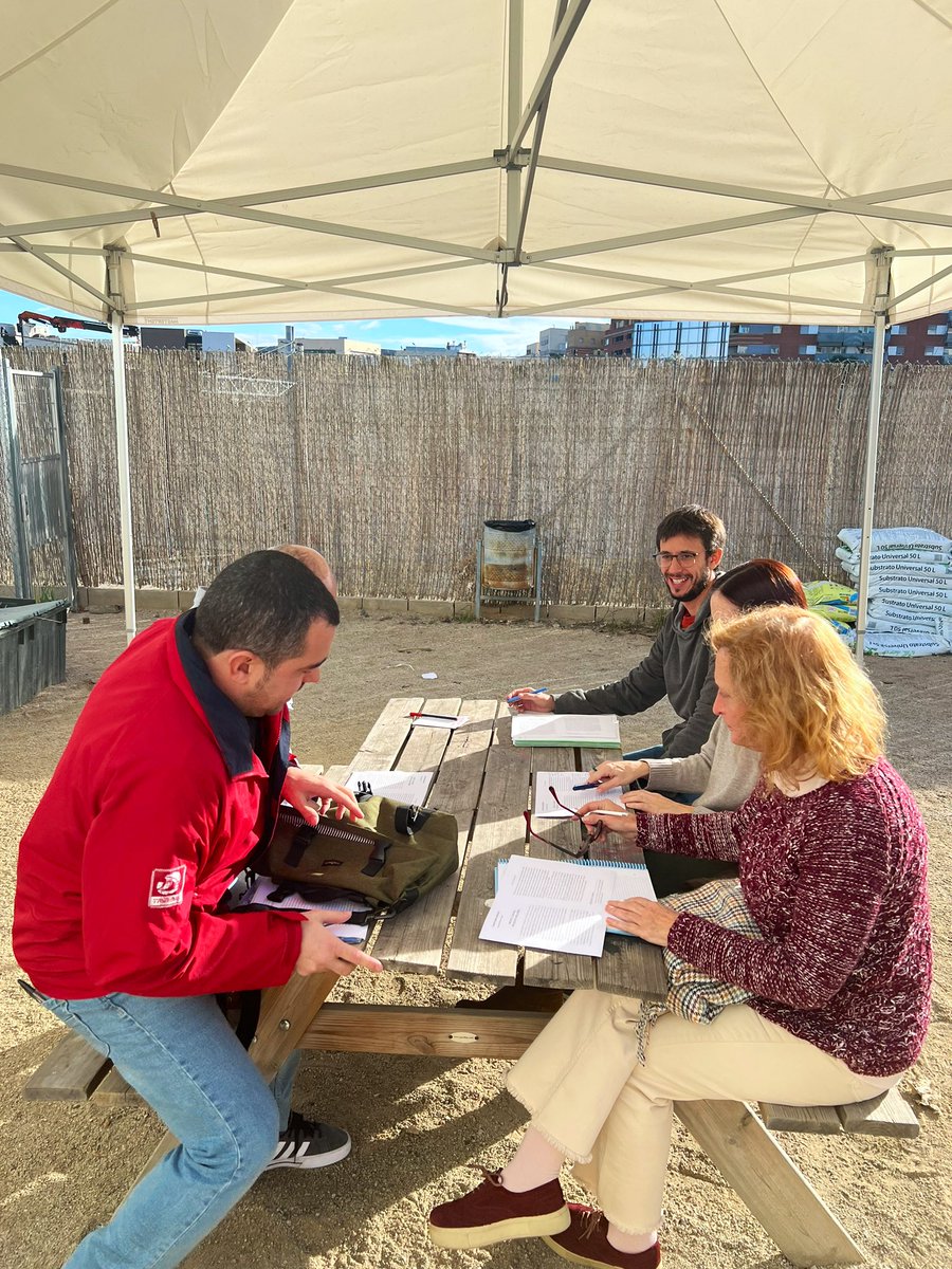 CRPsantandreu's tweet photo. Segona sessió del programa Xarxes per al Canvi al @inslasagrera a Sant Andreu.
Canviar o millorar els centres educatius.Aquest ha estat l’eix de les nostres converses. Com ens ajuda el #noucurriculum?@consorciedubcn @SESantAndreu @consorciedubcn https://t.co/uYYGrhOEE5