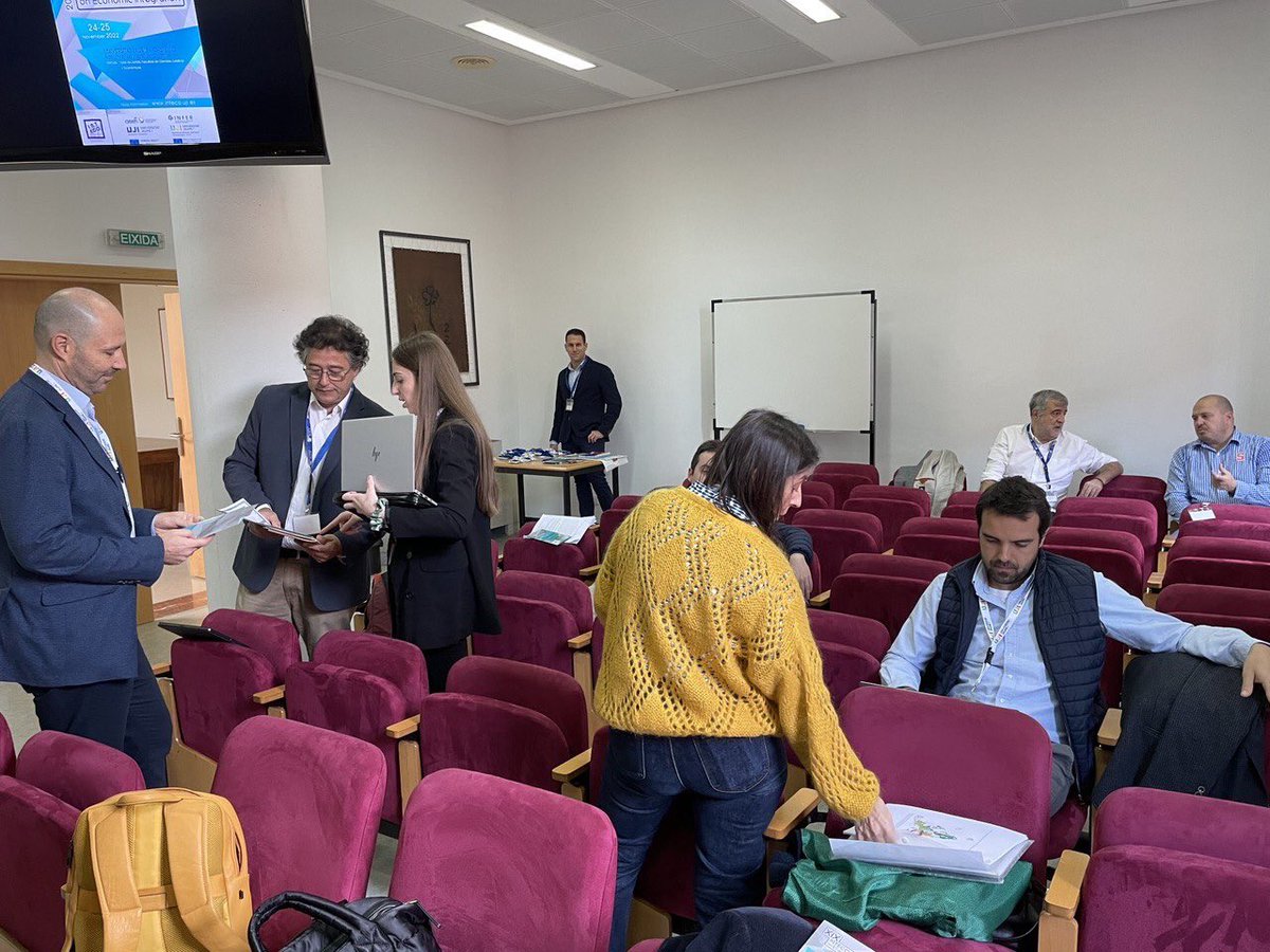 Warming up! First session about to start. <a href="/GrupoInteco/">Grupo Inteco</a> <a href="/INFER_Research/">INFER</a> <a href="/UJIuniversitat/">Universitat Jaume I</a>