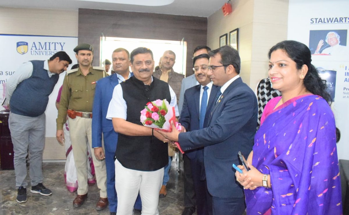 SanjayJhaBihar's tweet photo. आज एमिटी यूनिवर्सिटी, पटना में आयोजित 'मीडिया समिट' को संबोधित करते हुए तकनीक के विकास के साथ सूचना के क्षेत्र में आई क्रांति तथा मा० सीएम श्री @NitishKumar के नेतृत्व में बिहार के विकास से जुड़े अहम पहलुओं की चर्चा की।

इस दौरान आत्मीय स्वागत-अभिनंदन के लिए सभी का हृदय से आभार। https://t.co/KQ28Mf9pTL