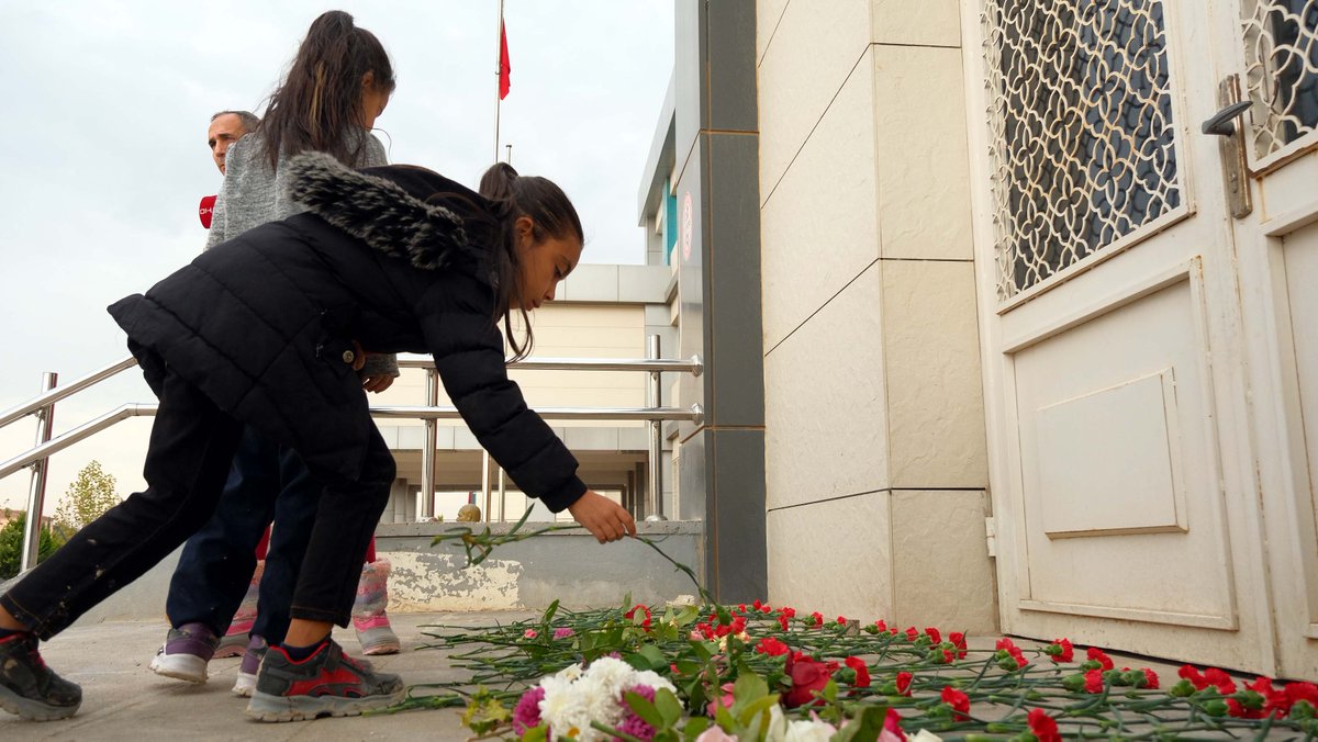cnnturk's tweet photo. Gaziantep'in Karkamış ilçesine terör saldırısında görevli olduğu okulda şehit olan Ayşenur Alkan (22), 24 Kasım Öğretmenler Günü'nde öğrencileri ve meslektaşları tarafından unutulmadı https://t.co/q6QpgOvZOP